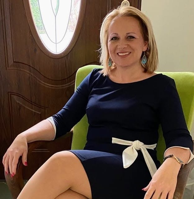 Letisztult bordó labirintus, középen egy aranyszínű ponttal